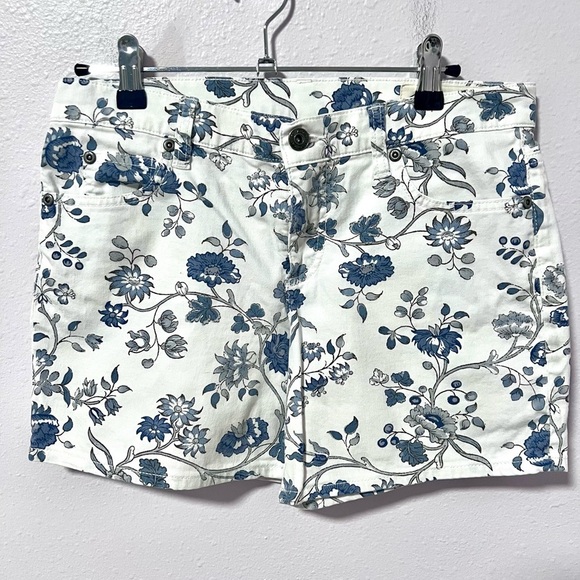 TWO Vince Camuto Blue and White Jean Shorts Floral Design 26 - Picture 1 of 9